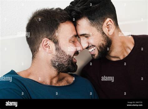 Couple d hommes gay ayant le moment tendre ensemble à la maison Homoseal multiracial amour et