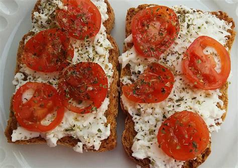 Tostadas de queso fresco y tomate cherry Receta de Nieves Martínez