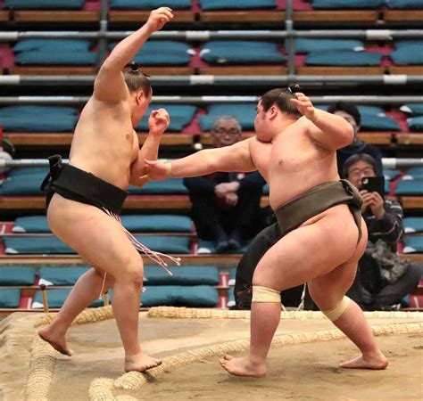 ＜大相撲春場所13日目＞長村（右）は突き出しで安青錦を破り三段目優勝を決める （撮影・奥 調） ― スポニチ Sponichi Annex スポーツ