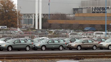 Un Concessionnaire Vend La Voiture De Lady Apr S L Avoir Apport E Pour