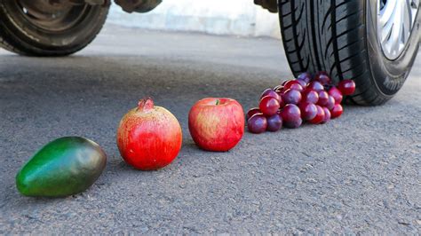 Aplastando Cosas Crujientes Con El Coche Experimento Frutas Vs Rueda