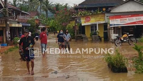 Sungai Way Ratai Meluap 4 Desa Di Padangcermin Terendam Banjir