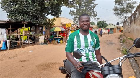 La insólita respuesta de motociclista africano que portaba la camiseta