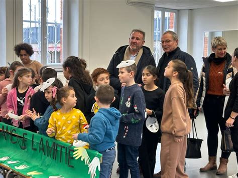 Montceau Ecole Voltaire Rousseau le banc de l amitié le banc des