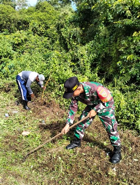 Babinsa Juru Seberang Ikuti Kerja Bakti Membersihkan Rumput Dan Sampah