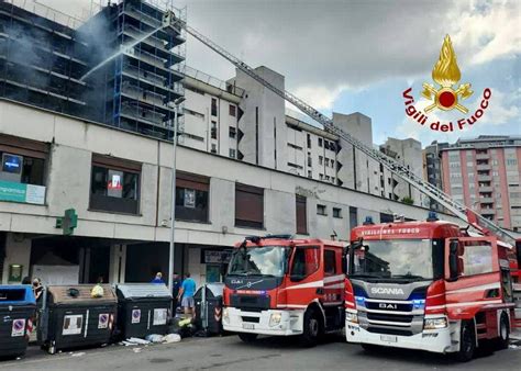 Roma Incendio Ai Colli Aniene Palazzo In Fiamme Un Morto E Feriti