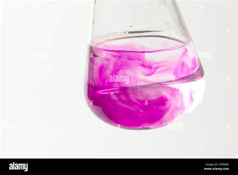 Dissolution Du Permanganate De Potassium Dans L Eau Photo Stock Alamy