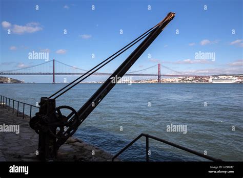 Ponte 25 De Abril Suspension Bridge Lisbon Stock Photo Alamy