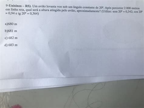 Um avião levanta voo sob um ângulo constante de 20 Após percorrer 2000