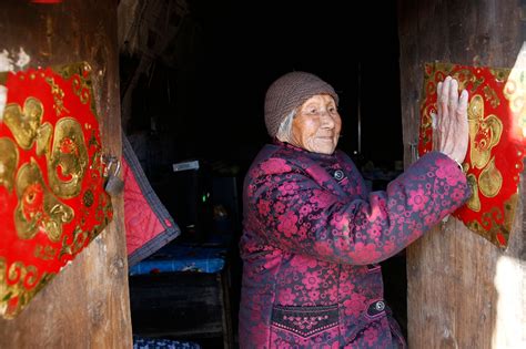 山西农村107岁老奶奶独自在土窑洞里过春节，看看她都做些啥