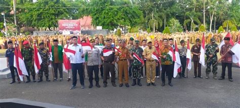 Gerakan Pembagian Bendera Merah Putih Tahun 2023 - Kejaksaan Negeri Tanah Laut