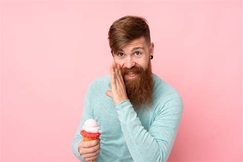 Hombre Pelirrojo Con Barba Larga Sosteniendo Un Helado De Cucurucho