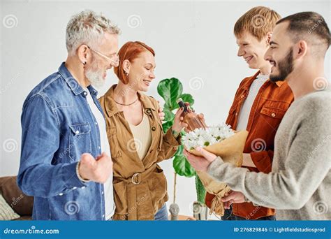 Alegre Pareja Gay Que Da Flores Y Foto De Archivo Imagen De Rojizo Joven