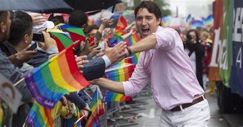 Justin Trudeau défile à la cool pour la Gay Pride de Toronto