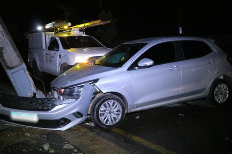 Motorista Perde Controle E Colide Com Poste Que Cai Sobre Fachada De