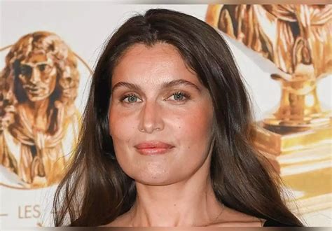 Laetitia Casta Ans Elle D Voile Ses Jambes En Mini Jupe Collants Et Lingerie Elle Est