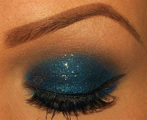 Truccare Occhi Un Idea Di Make Up Con Dell Ombretto Blu Brillante E