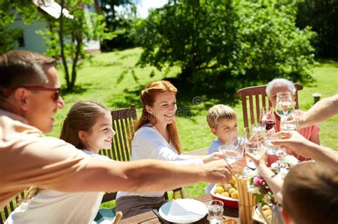 Familia Feliz Que Tiene La Cena O La Fiesta De Jard N Del Verano Foto