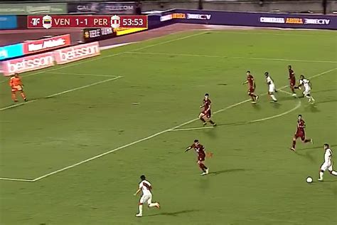 Perú Vs Venezuela Remate De Miguel Trauco Que Chocó En El Palo Pudo