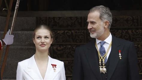 Look De La Princesa Leonor Hoy Un Simbólico Traje De Chaqueta Blanco