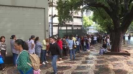 Dezenas Fazem Fila Para Tentar Vaga De Atendimento No Hospital Das