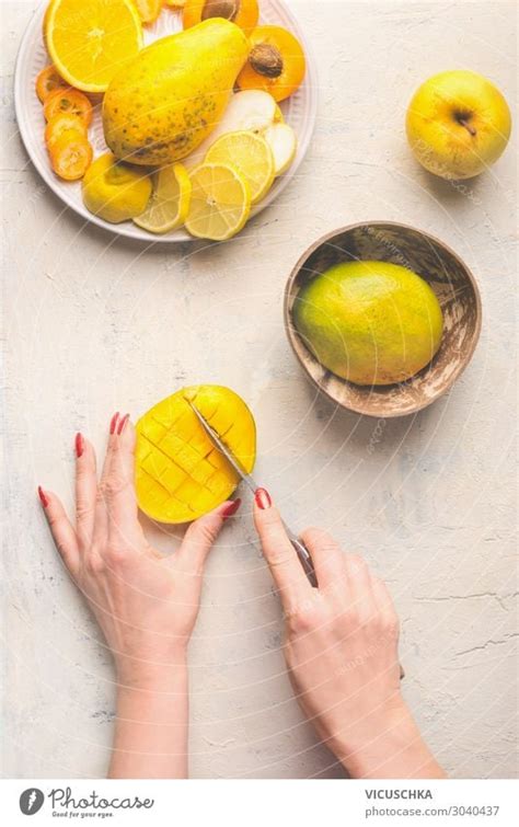 Mango Zubereitung H Nde Schneiden Mango H Lfte In Gittermuster Ein