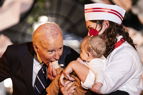 Joe Biden beißt Babys Bilder gehen viral