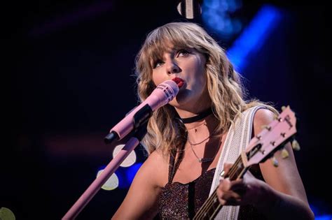 What Guitar Does Taylor Swift Use? | InstrumentGuys