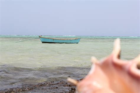 Pantai Mesir Mesir Dengan Pegunungan Dan Perahu Di Laut Merah Foto Stok