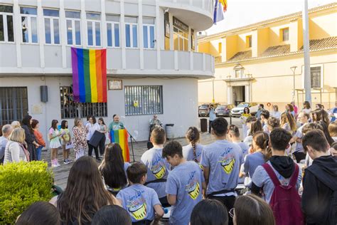 Picassent reivindica un pueblo sin armarios en el día contra la LGTBI