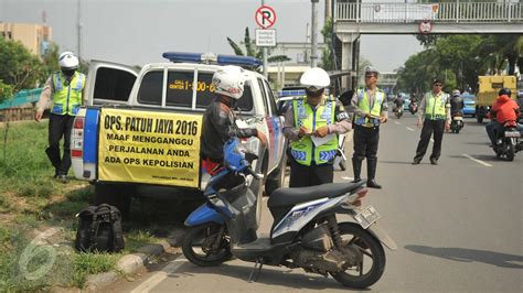 Operasi Patuh Jaya Puluhan Motor Ditilang Di Flyover Pesing Page