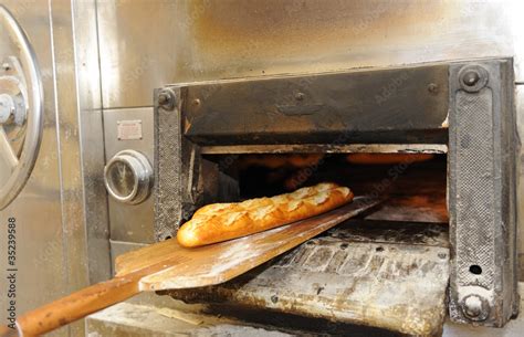 Barras De Pan Saliendo Del Horno Foto De Stock Adobe Stock