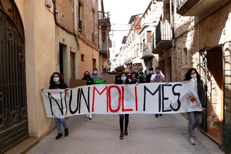 Una Vintena De Vehicles Fan Una Marxa Lenta Per Protestar Contra La