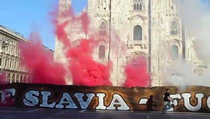 Milano Gli Ultras Dello Slavia Praga In Piazza Duomo