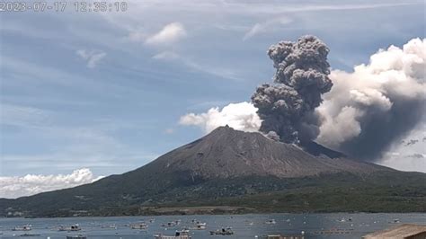 Vulcão Sakurajima entra em erupção no Japão assista ao vídeo