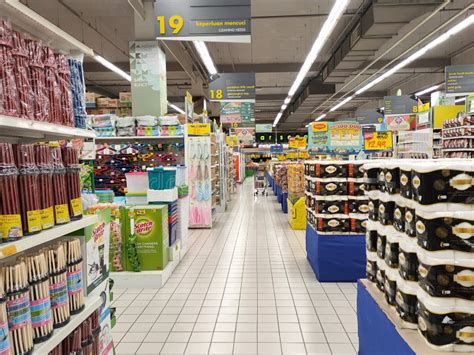 Interior De Un Hipermercado Las Necesidades Diarias Y Los Alimentos Se