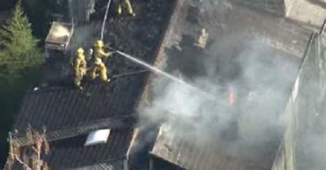 Fire Damages Story Apartment Complex In Brentwood Cbs Los Angeles