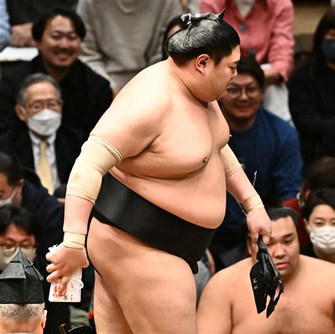 阿炎、師匠譲りの「真っ向勝負」で初白星 寺尾さんの口癖「とにかく一生懸命やれ」体現 大相撲写真ニュース 日刊スポーツ