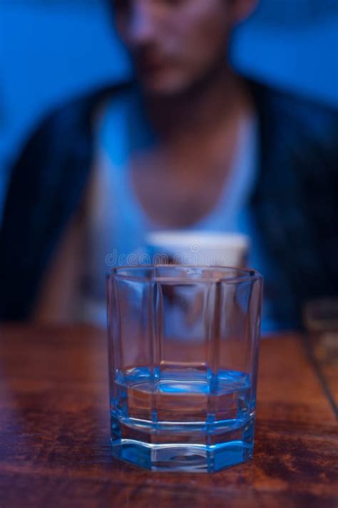 Primer De Las Manos Masculinas Con El Vidrio De Alcohol Foto De Archivo