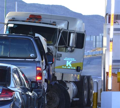 Se Queda Tr Iler Sin Frenos Y Choca De Frente A Pick Up En Caseta Del