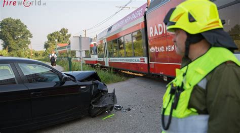 O Linzer Lokalbahn Rammt Pkw In Alkoven Niemand Verletzt Fireworld At