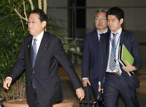 岸田首相（左）と長男・翔太郎秘書官（右）＝22日、首相官邸 「息子に甘い」炎上、続報情報も首相、揺れ動いて「けじめ」 長男秘書官更迭