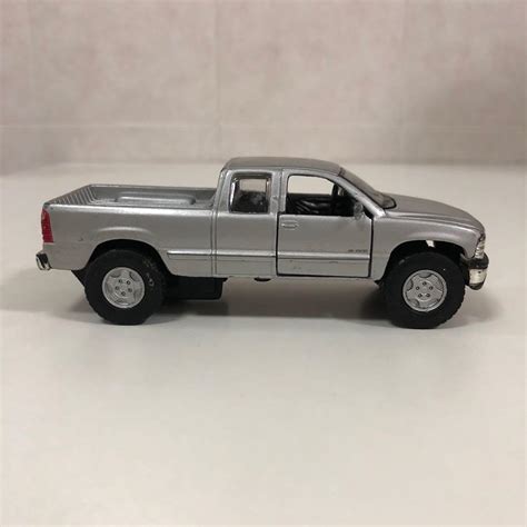 1999 Chevy Silverado Extended Cab Diecast Model Truck 1:18, 55% OFF