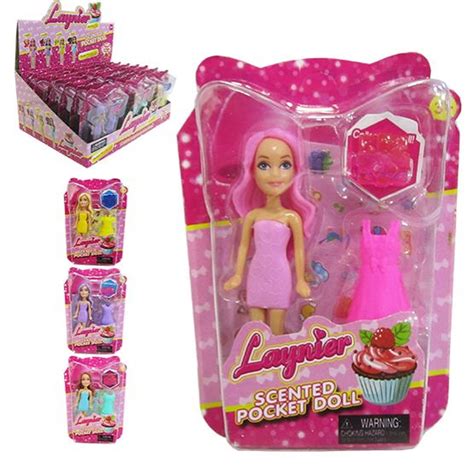 Boneca Laynier Perfumada Troca Roupa De Plastico Acessorios 4 Pecas