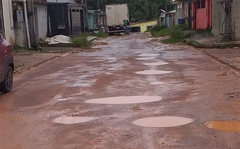 Moradores de Presidente Figueiredo reclamam de buraqueira e lamaçal em