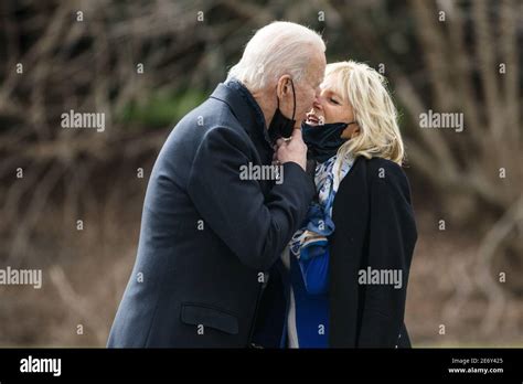 First Lady Jill Biden R küsst US Präsident Joe Biden L Auf