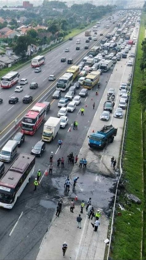 Foto Kecelakaan Maut Di Tol Jakarta Cikampek Km Sebabkan Lalu