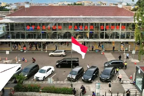 Stasiun Pasar Senen Dibangun Eskalator 17 KA BLB Di Stasiun Jatinegara