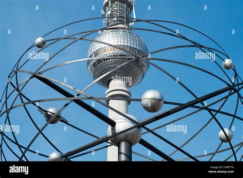 Vista de la torre de televisión a través de World clock en