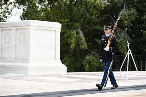 Tomb Guard braves storm | Article | The United States Army